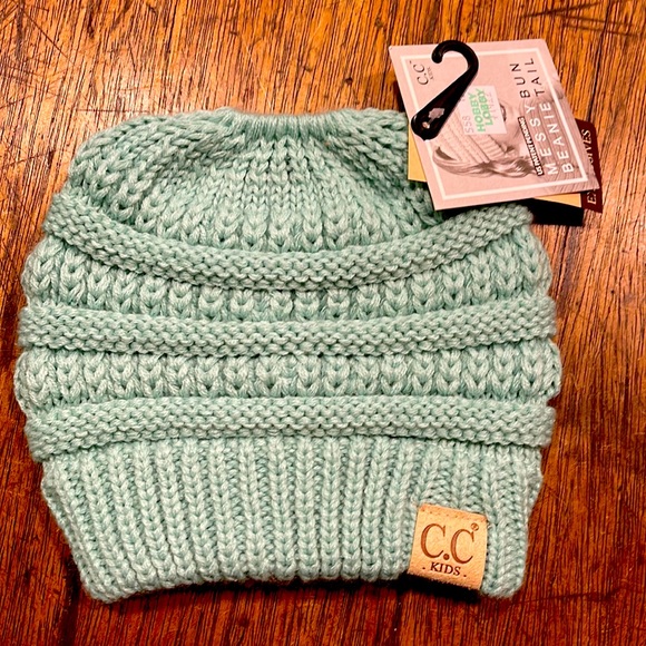 C.C Kids Beanie w/ ponytail hole - Picture 1 of 3
